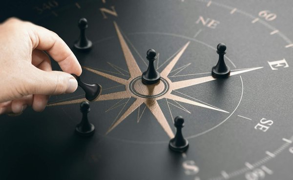 Comment optimiser l'utilisation d'une boussole lors de randonnées en zones forestières denses?